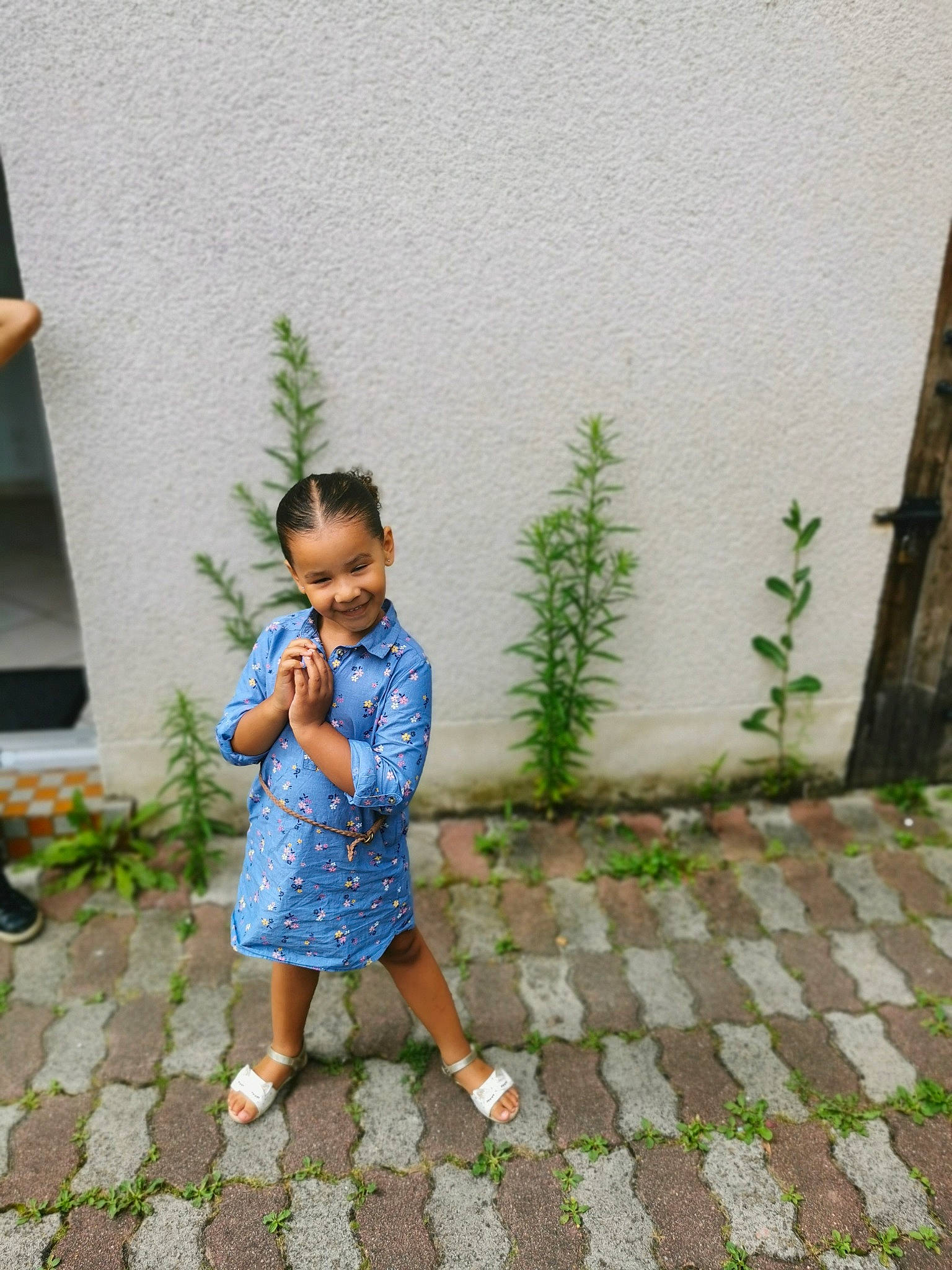 Candice a rejoint le concours — aidez-le/la à gagner de superbes lots ! baby_toddler_clothing, beauty, botany, child, electric_blue, flooring, garden, grass, grass_family, happy, joy, leaf, leisure, people_in_nature, person, plant, road_surface, shrub, standing, toddler