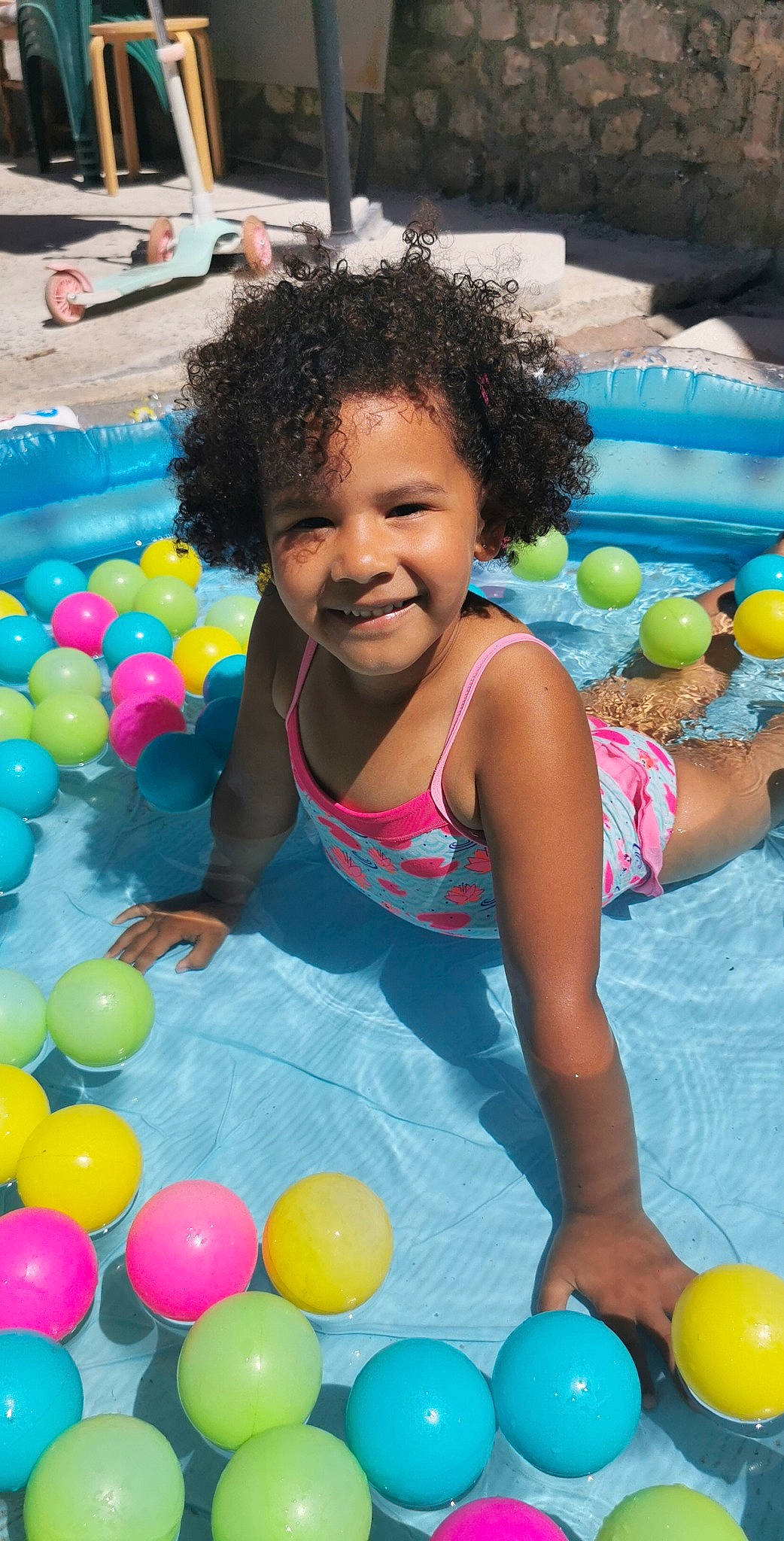 Candice participe au concours pour gagner de l'argent avec cette photo : ball_pit, balloon, black, blue, child, community, facial_expression, fun, green, happy, joy, leisure, people, person, photograph, product, public_space, smile, summer, toddler