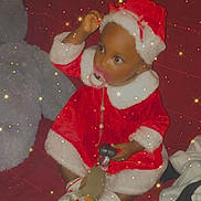 Leynah participe au concours pour gagner de l'argent avec cette photo : carmine, christmas, christmas_decoration, christmas_eve, christmas_lights, costume_accessory, costume_hat, fictional_character, figurine, holiday, ornament, red, santa_claus, toy, winter