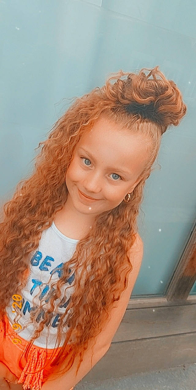 Leyla participe au concours pour gagner de l'argent avec cette photo : beauty, blond, brown_hair, child, child_model, chin, ear, face, forehead, hair, hair_accessory, hair_coloring, hair_tie, hairstyle, joy, long_hair, person, pigtail, ringlet, smile