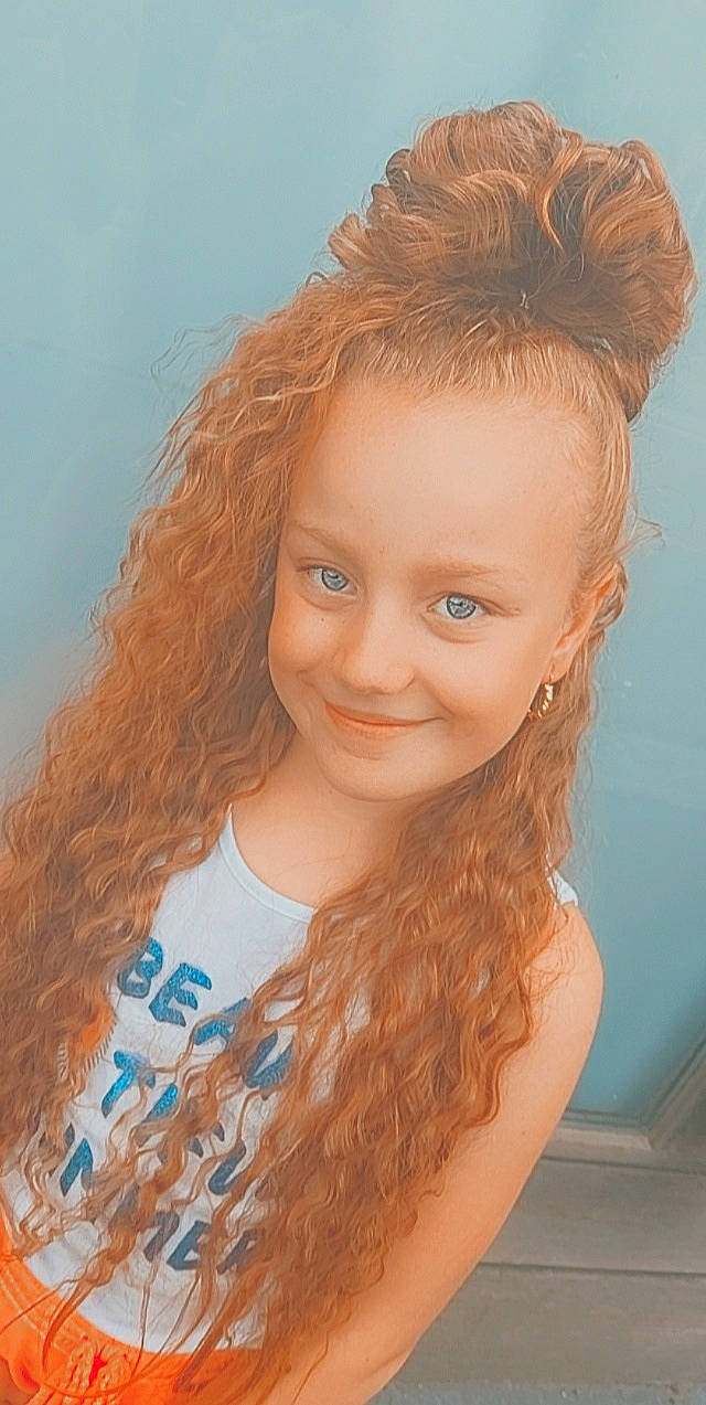 Leyla a rejoint le concours — aidez-le/la à gagner de superbes lots ! beauty, blond, brown_hair, child, child_model, chin, eye, eyebrow, face, forehead, hair, hair_coloring, hairstyle, head, iris, joy, lip, long_hair, nose, person