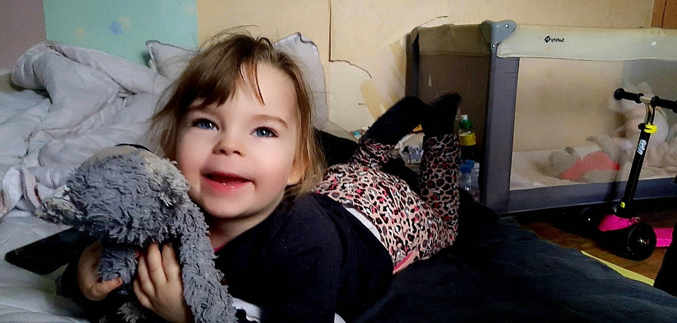 Léna a rejoint le concours — aidez-le/la à gagner de superbes lots ! black_hair, box, brown_hair, child, comfort, eyelash, fun, fur, gesture, happy, head, joy, lip, long_hair, mammal, person, room, shipping_box, sitting, skin