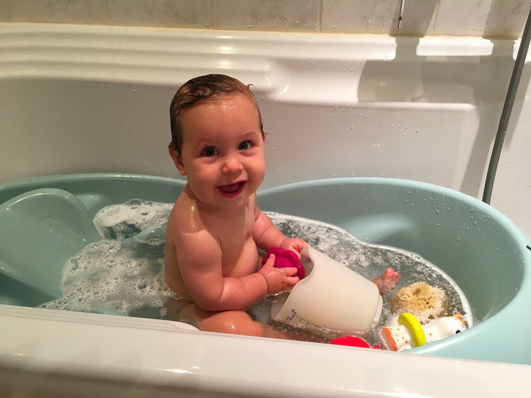 Léa participe au concours pour gagner de l'argent avec cette photo : baby, baby_bathing, bath_toy, bathing, bathroom, bathtub, eye, facial_expression, fluid, fun, hand, joy, leisure, liquid, person, personal_care, plumbing, plumbing_fixture, skin, smile