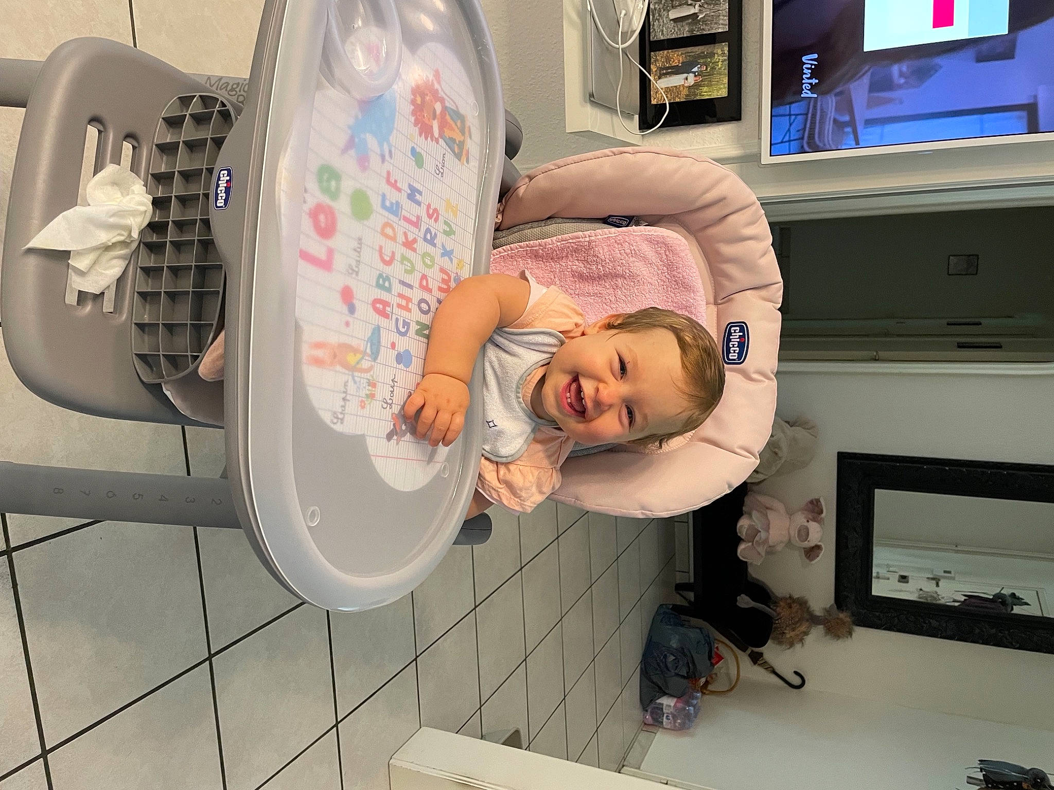 Léa a rejoint le concours — aidez-le/la à gagner de superbes lots ! baby, baby_products, bathroom, bookcase, child, comfort, display_device, hat, health_care, home_appliance, hospital, joy, laundry_room, major_appliance, medical, person, room, service, shelf, shelving