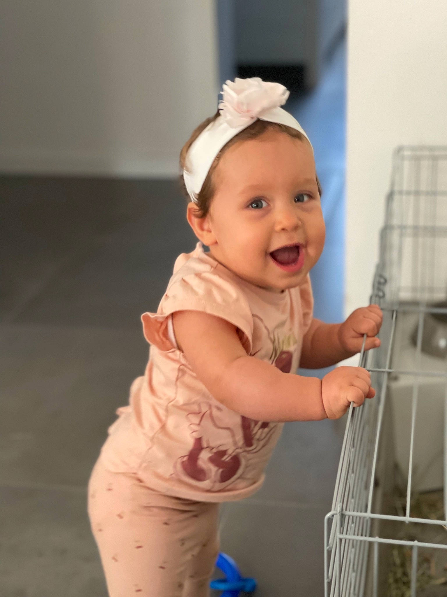 Léa a rejoint le concours — aidez-le/la à gagner de superbes lots ! arm, baby, baby_products, baby_safety, baby_toddler_clothing, cheek, child, eye, face, fun, happy, headband, iris, jewellery, person, pink, shopping_cart, skin, sleeve, smile