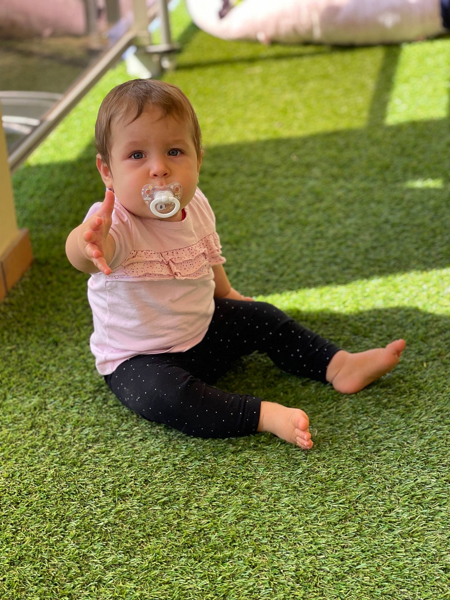 Léa participe au concours pour gagner de l'argent avec cette photo : baby, baby_toddler_clothing, barefoot, child, flooring, foot, grass, grass_family, groundcover, happy, human_leg, knee, lawn, leisure, people_in_nature, person, recreation, sitting, sleeve, thigh