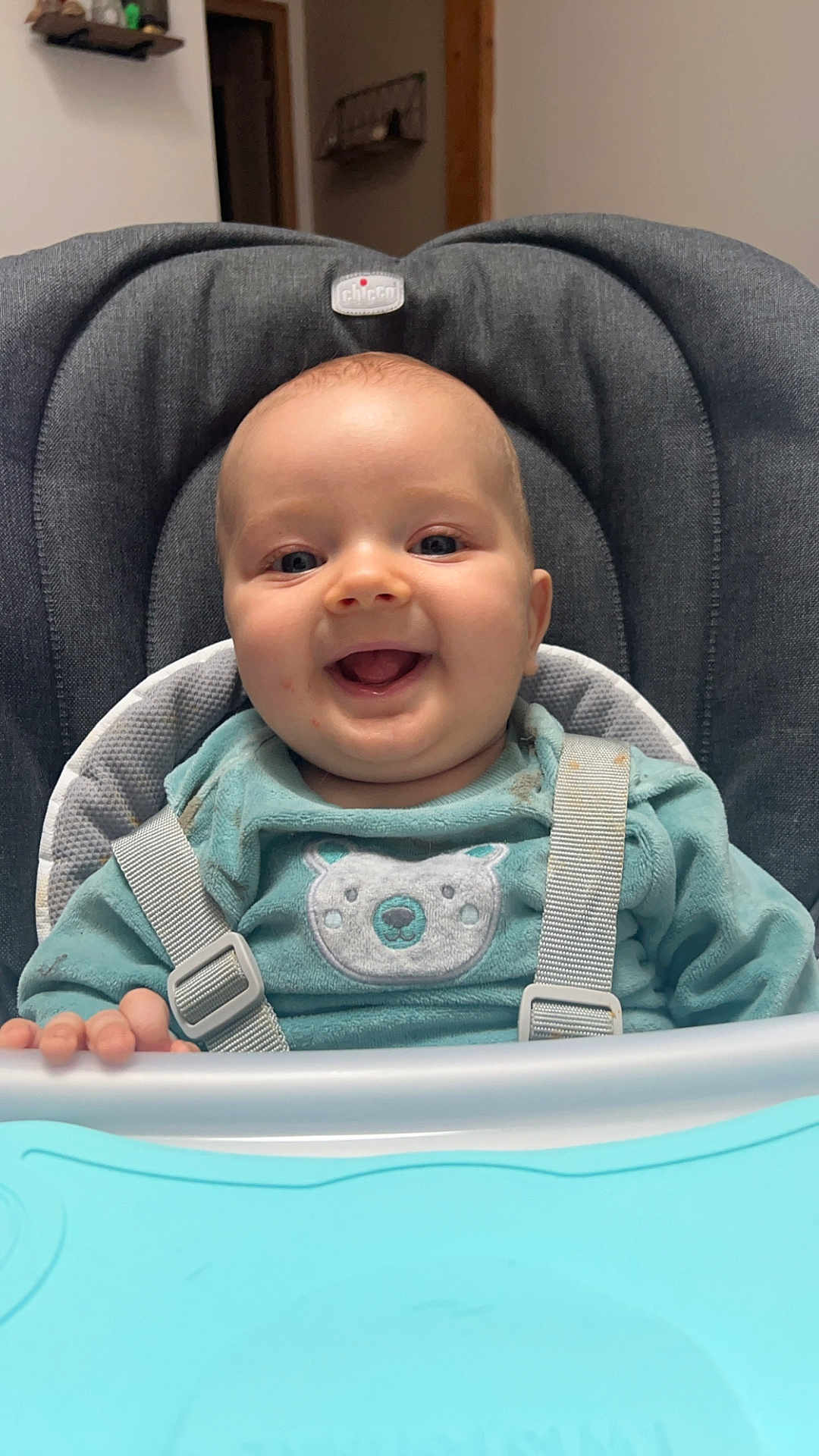 Soen participe au concours pour gagner de l'argent avec cette photo : accessories, baby, babylaughing, chair, clothing, cushion, cutlery, face, furniture, happy, head, homedecor, laughing, pants, person, photography, portrait, sitting, smile, strap