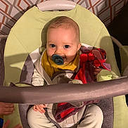 Soen a rejoint le concours — aidez-le/la à gagner de superbes lots ! baby, bodypart, car, car_interior, carseat, crib, face, finger, furniture, hand, happy, head, infantbed, person, photography, portrait, sitting, smile, transportation, vehicle