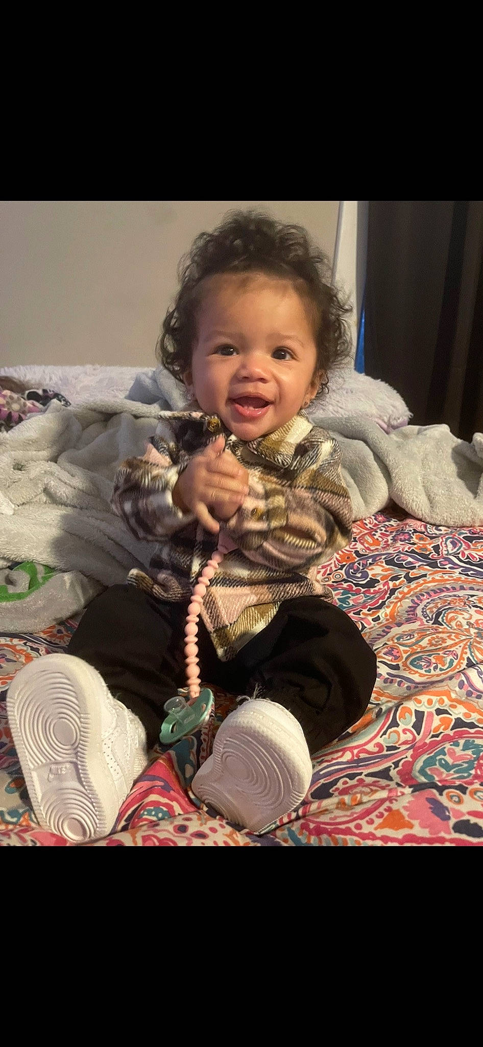 Annalia is registered to the contest to win money with this photo: baby, baby_toddler_clothing, cheek, comfort, eye, fun, happy, head, human_body, iris, lap, linens, mammal, pattern, person, skin, sleeve, smile, textile, toddler