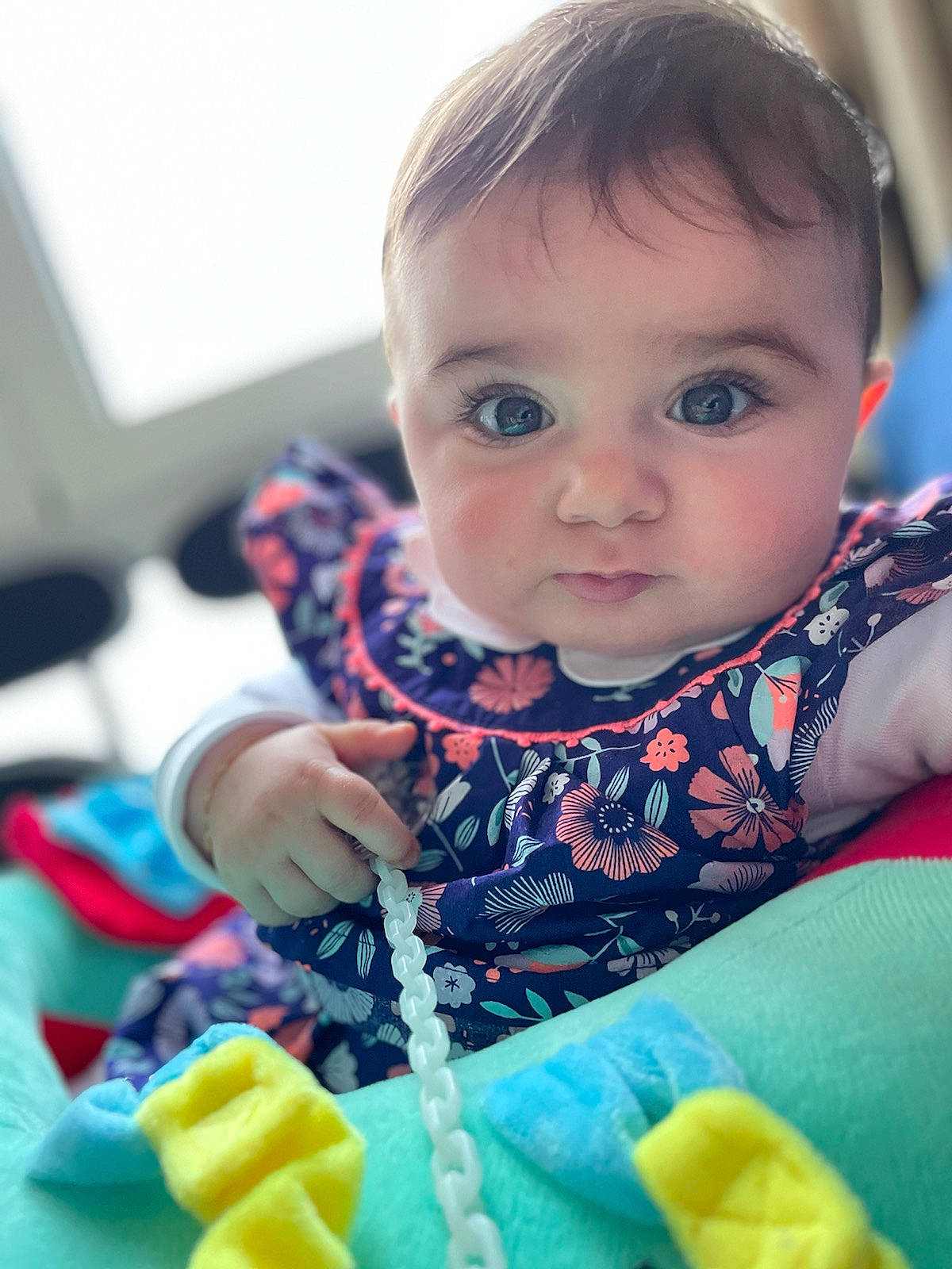 Chloé a rejoint le concours — aidez-le/la à gagner de superbes lots ! baby, baby_toddler_clothing, cheek, child, event, finger, fun, happy, head, iris, leisure, nose, person, play, product, sitting, skin, sweetness, t_shirt, toddler