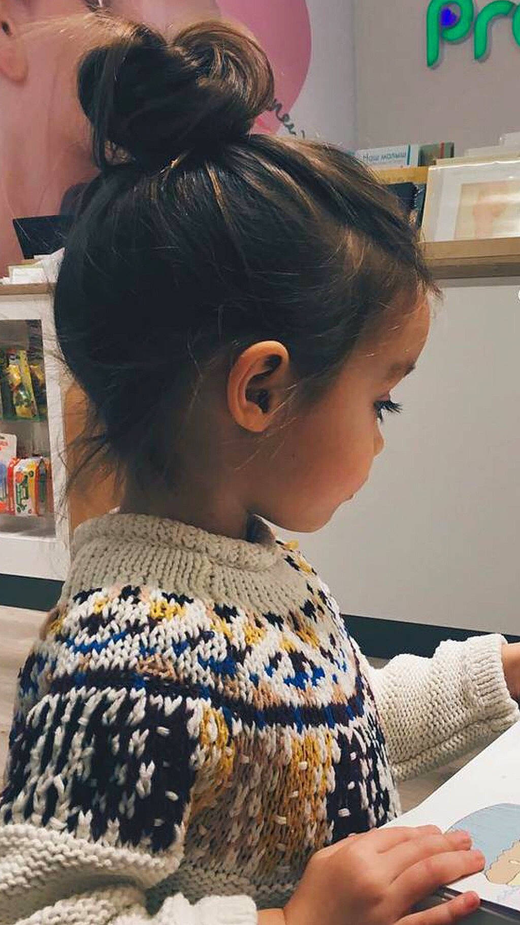 Wendy participe au concours pour gagner de l'argent avec cette photo : black_hair, bob_cut, braid, brown_hair, bun, chignon, ear, forehead, hair, hair_coloring, hairstyle, long_hair, neck, person