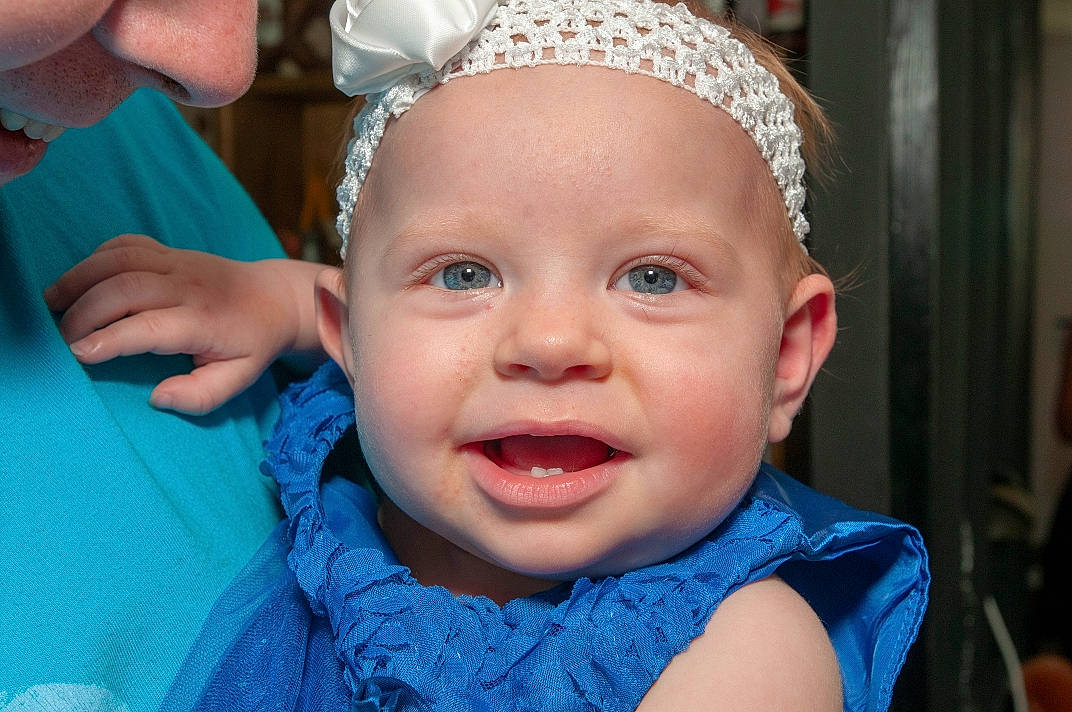 Lyvana a rejoint le concours — aidez-le/la à gagner de superbes lots ! baby, baby_toddler_clothing, cheek, child, chin, event, eyelash, finger, fun, gesture, hairstyle, happy, headpiece, iris, lip, mouth, nose, person, skin, smile