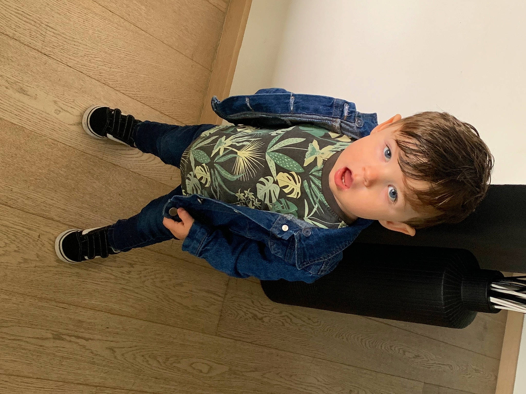 Naé a rejoint le concours — aidez-le/la à gagner de superbes lots ! baby_toddler_clothing, comfort, denim, electric_blue, floor, flooring, foot, hardwood, human_leg, jeans, joint, knee, laminate_flooring, leg, person, sitting, sneakers, sportswear, surprise, toddler