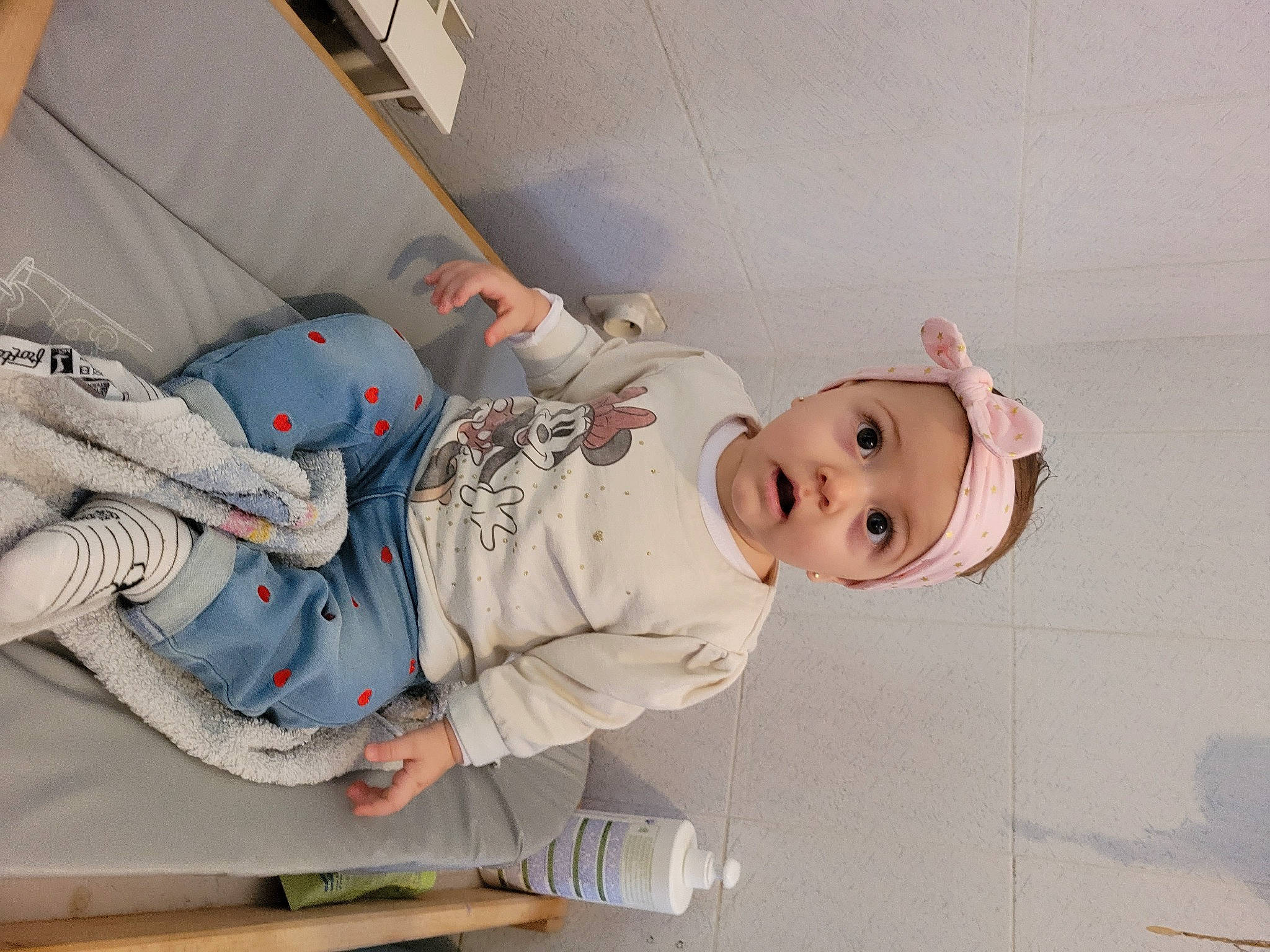 Alexandra a rejoint le concours — aidez-le/la à gagner de superbes lots ! baby, baby_products, baby_safety, baby_toddler_clothing, child, comfort, flooring, happy, hat, headwear, mouth, person, room, sitting, sleeve, smile, surprise, toddler