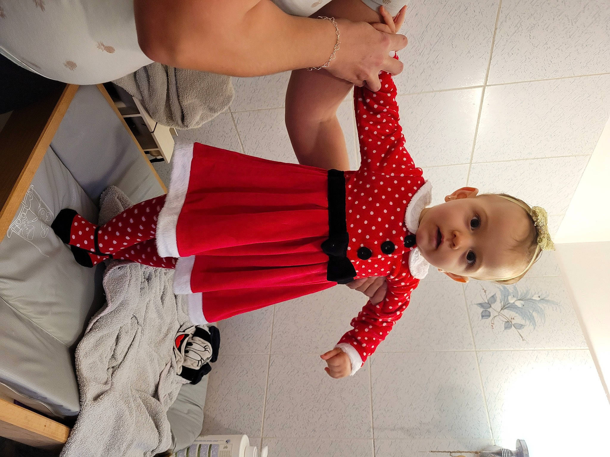 Alexandra a rejoint le concours — aidez-le/la à gagner de superbes lots ! baby, child, dress, elbow, fashion_design, flooring, fun, gesture, happy, human_leg, joint, knee, pattern, person, red, thigh, toddler, trunk, waist, white