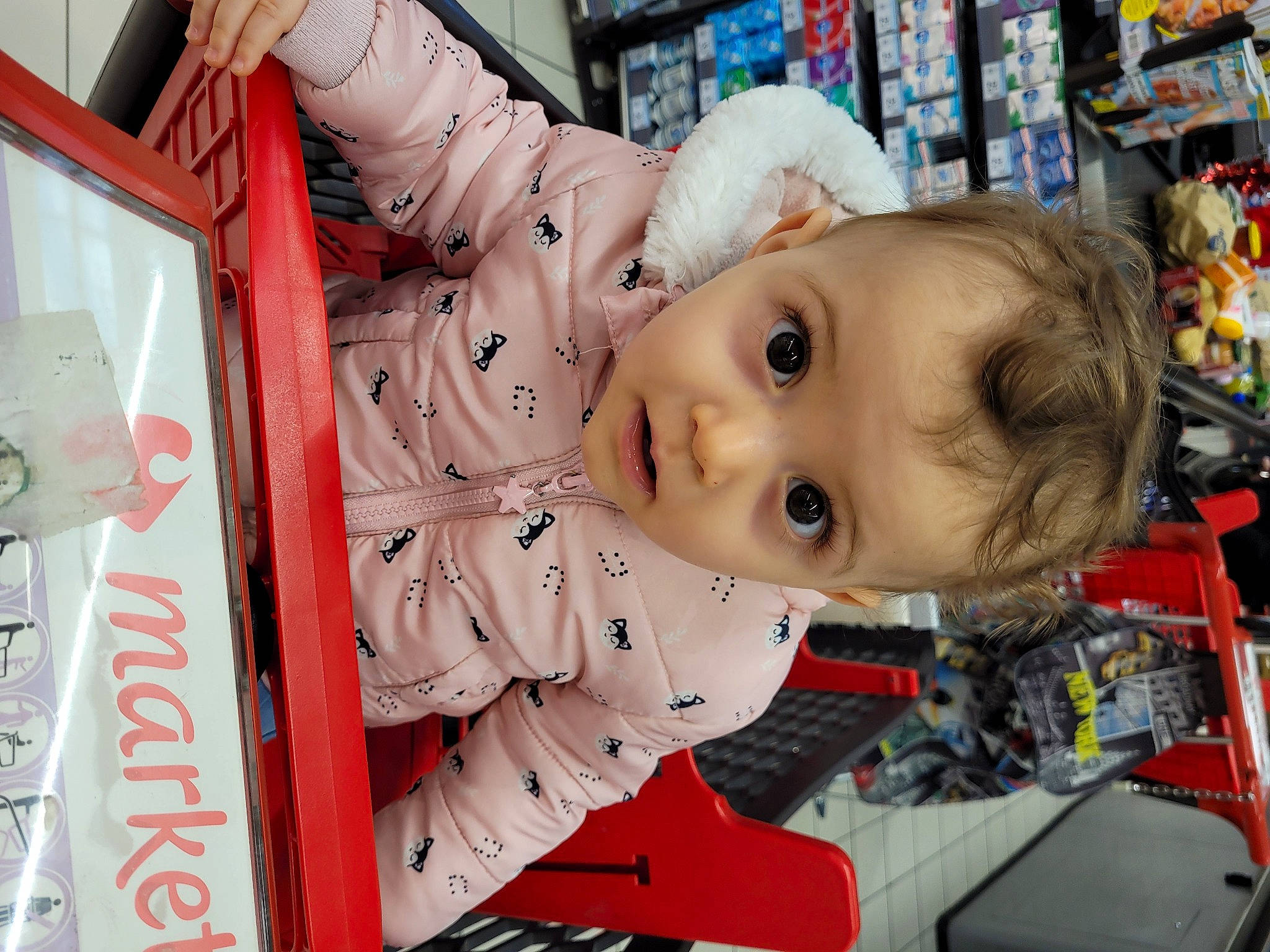 Alexandra a rejoint le concours — aidez-le/la à gagner de superbes lots ! baby, baby_products, carmine, cheek, child, convenience_store, eye, fun, head, person, plastic, retail, room, service, shelf, toddler, toy