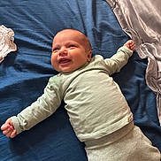 Albane a rejoint le concours — aidez-le/la à gagner de superbes lots ! baby, infant, newborn, smiling, happy, bed, sheet, pillow, onesie, clothing, laying_down, portrait, face, hand, arm, fabric, cozy, nursery, blanket, soft