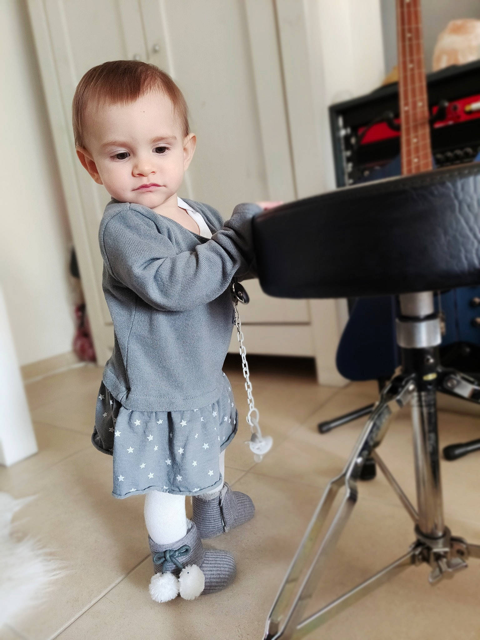 Rachel participe au concours pour gagner de l'argent avec cette photo : arm, baby, baby_toddler_clothing, beauty, camera_accessory, cameras_optics, face, flooring, hand, head, human_body, joint, leg, person, room, shoulder, sitting, sleeve, standing, toddler
