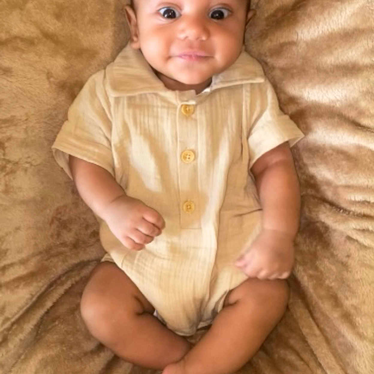 Cylo is registered to the contest to win money with this photo: baby, babylaughing, bodypart, clothing, face, happy, head, homedecor, laughing, linen, newborn, pants, person, photography, portrait, shirt, sitting, sleeve, smile, standing