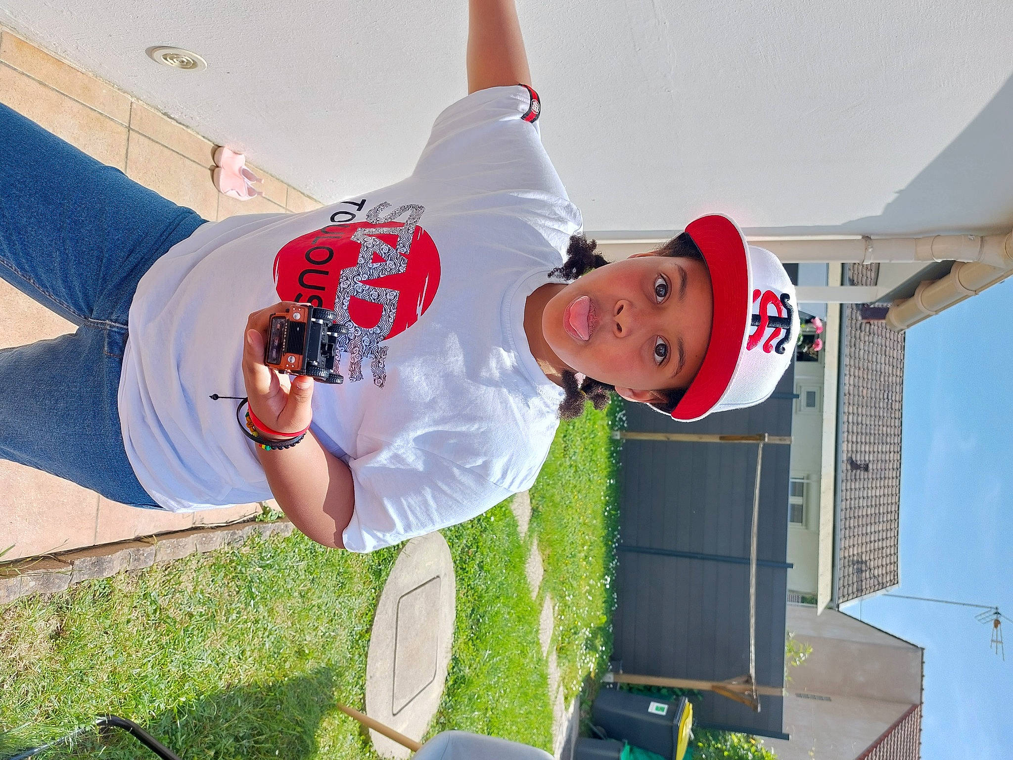 Shana a rejoint le concours — aidez-le/la à gagner de superbes lots ! baseball_cap, cap, elbow, fun, gesture, happy, hat, headwear, leisure, person, recreation, sky, t_shirt, vacation