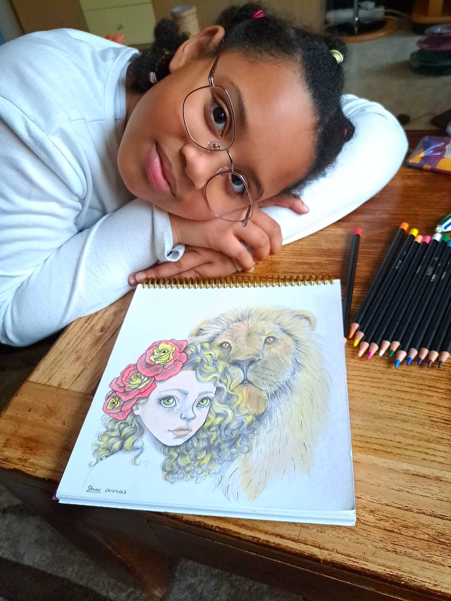 Shana a rejoint le concours — aidez-le/la à gagner de superbes lots ! art, artist, child, drawing, event, eyewear, fun, happy, illustration, ink, joy, paint, painting, paper, person, printmaking, room, t_shirt, vision_care, visual_arts