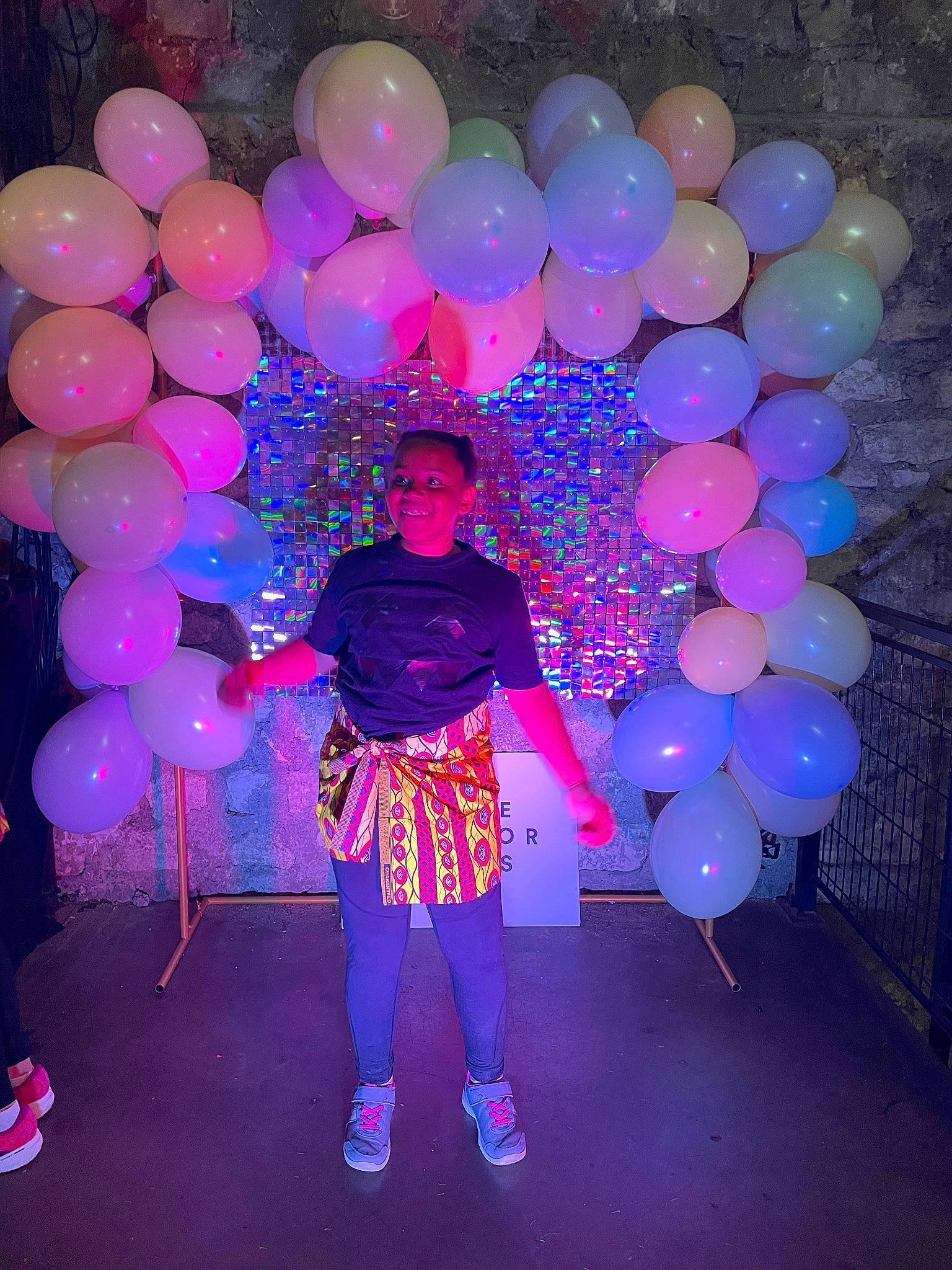 Shana a rejoint le concours — aidez-le/la à gagner de superbes lots ! balloon, darkness, decoration, electric_blue, entertainment, event, fun, joy, leisure, magenta, night, party, party_supply, pattern, performance_art, performing_arts, person, pink, purple, violet