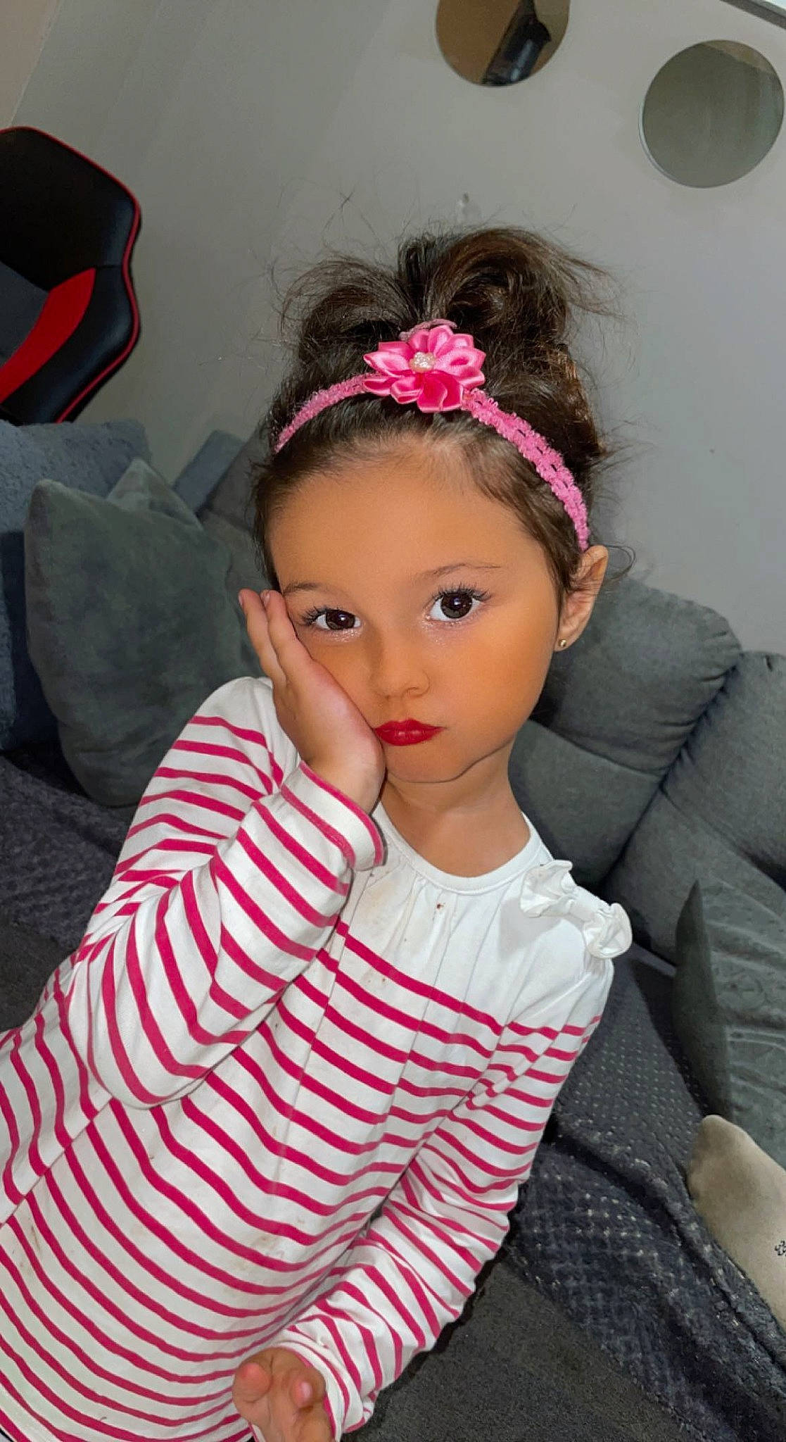 Sendy a rejoint le concours — aidez-le/la à gagner de superbes lots ! baby_toddler_clothing, black_hair, cheek, clothing, dress, ear, eyebrow, eyelash, face, fashion_design, forehead, headgear, iris, lip, lipstick, outerwear, person, pink, skin, sleeve