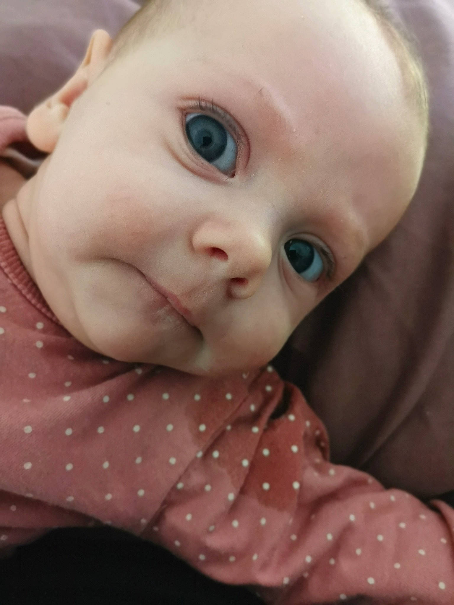 Camille a rejoint le concours — aidez-le/la à gagner de superbes lots ! baby, baby_toddler_clothing, cheek, close_up, collar, comfort, eye, eyebrow, eyelash, head, iris, lip, mouth, nose, pattern, person, pink, skin, sleeve, toddler