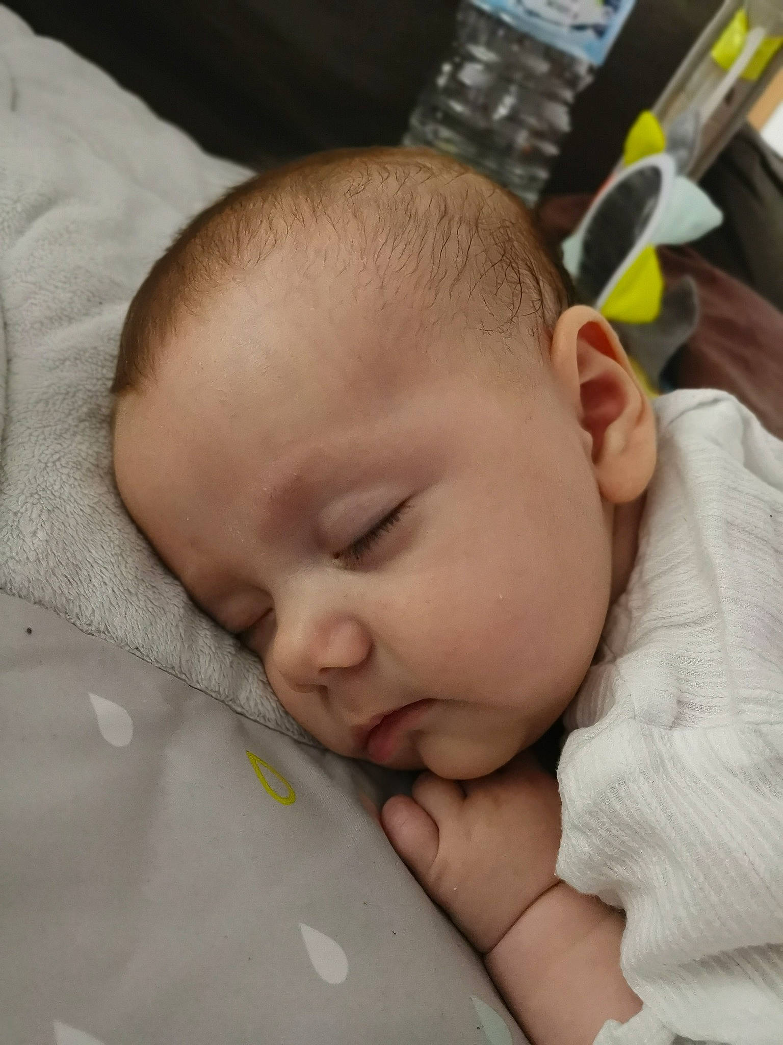 Camille a rejoint le concours — aidez-le/la à gagner de superbes lots ! baby, baby_products, baby_sleeping, baby_toddler_clothing, bedtime, cheek, child, comfort, ear, eyebrow, eyelash, finger, happy, iris, linens, lip, mouth, nose, person, skin