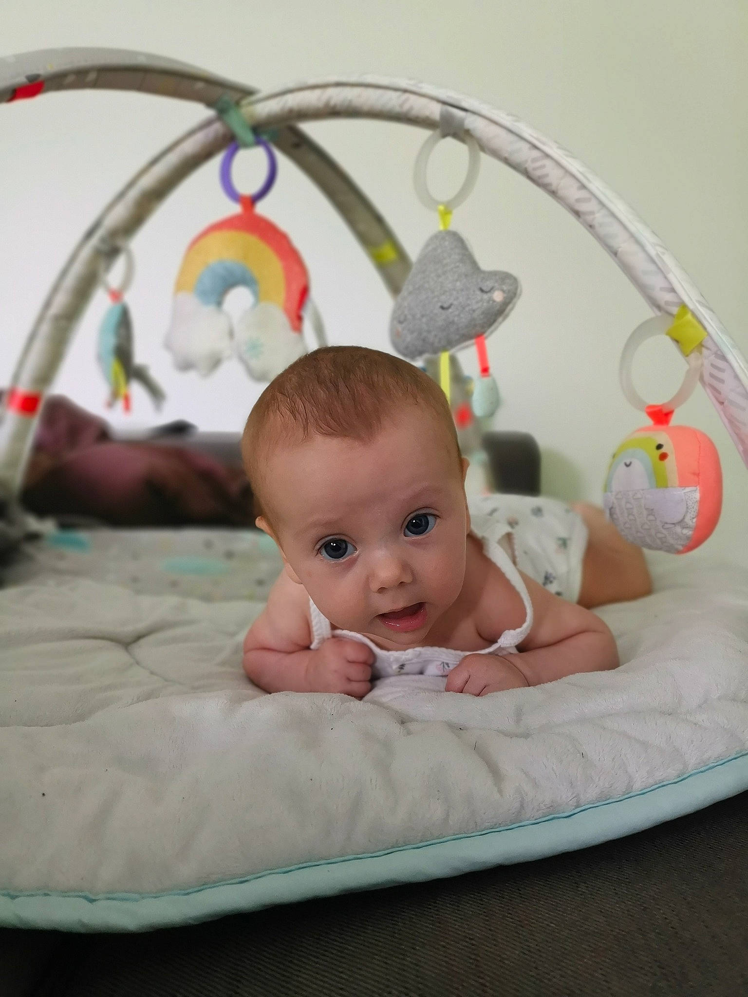 Camille participe au concours pour gagner de l'argent avec cette photo : baby, baby_products, baby_safety, baby_toddler_clothing, bed, bedding, chair, child, circle, comfort, fun, happy, head, infant_bed, linens, person, product, room, sitting, smile