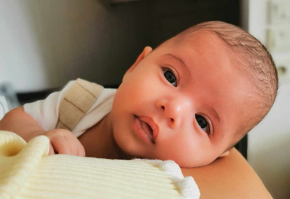 Numa participe au concours pour gagner de l'argent avec cette photo : baby, infant, face, head, eyes, skin, hand, blanket, soft, portrait, closeup, resting, curious, indoors, person, newborn, expression, cute, child, young