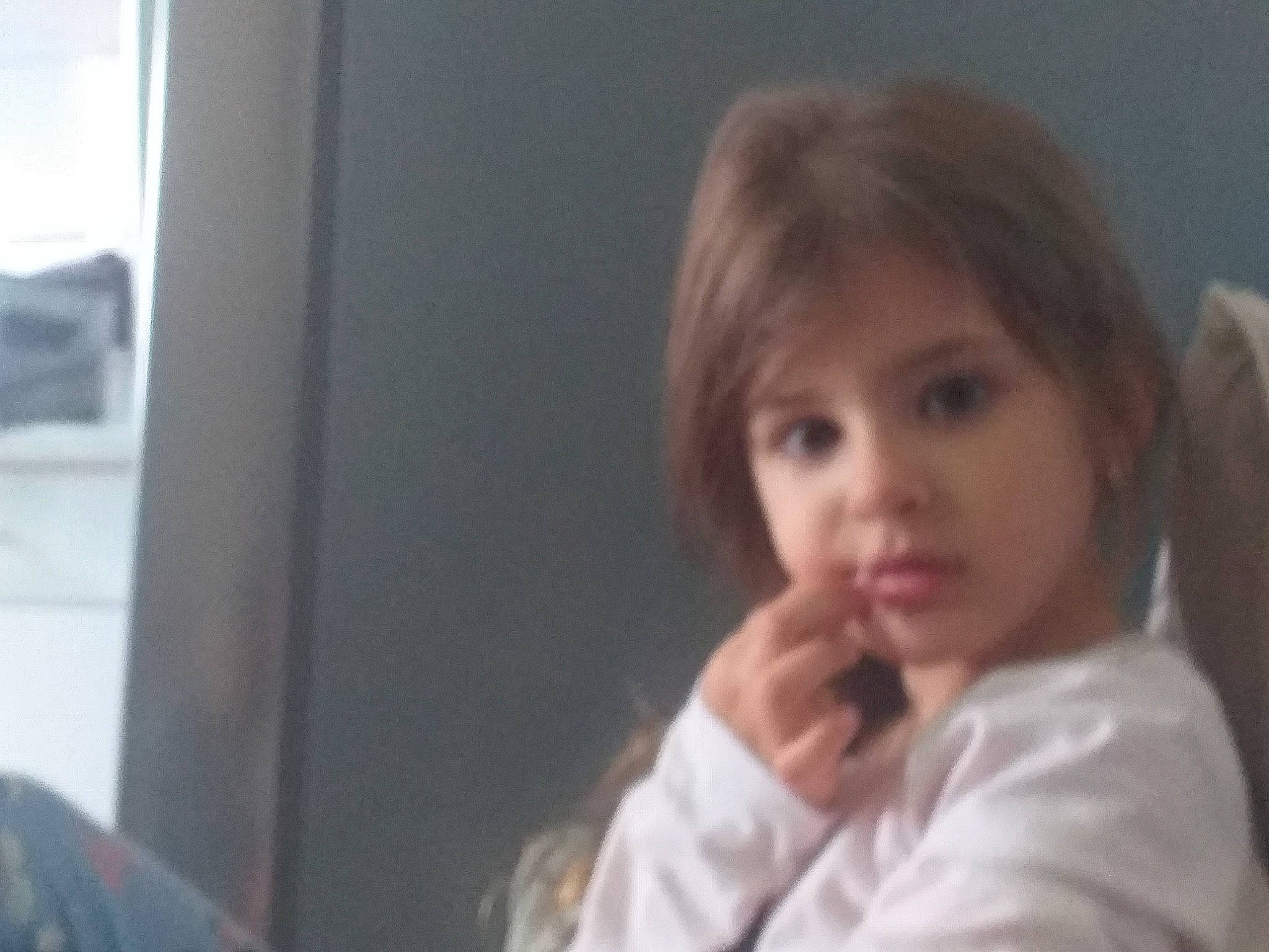 Mélanie participe au concours pour gagner de l'argent avec cette photo : bangs, brown_hair, cheek, comfort, eyebrow, eyelash, fun, gesture, hair_coloring, happy, jaw, layered_hair, nose, person, portrait, portrait_photography, room, sitting, smile, thumb