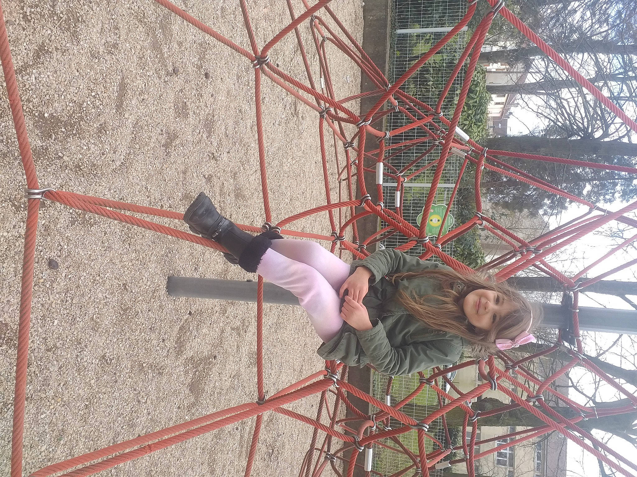 Mélanie a rejoint le concours — aidez-le/la à gagner de superbes lots ! adventure, clothing, composite_material, concrete, electrical_supply, electricity, fun, hat, jeans, joy, leisure, outdoor_shoe, person, public_utility, recreation, rope, tire, tower, tree, walking_shoe