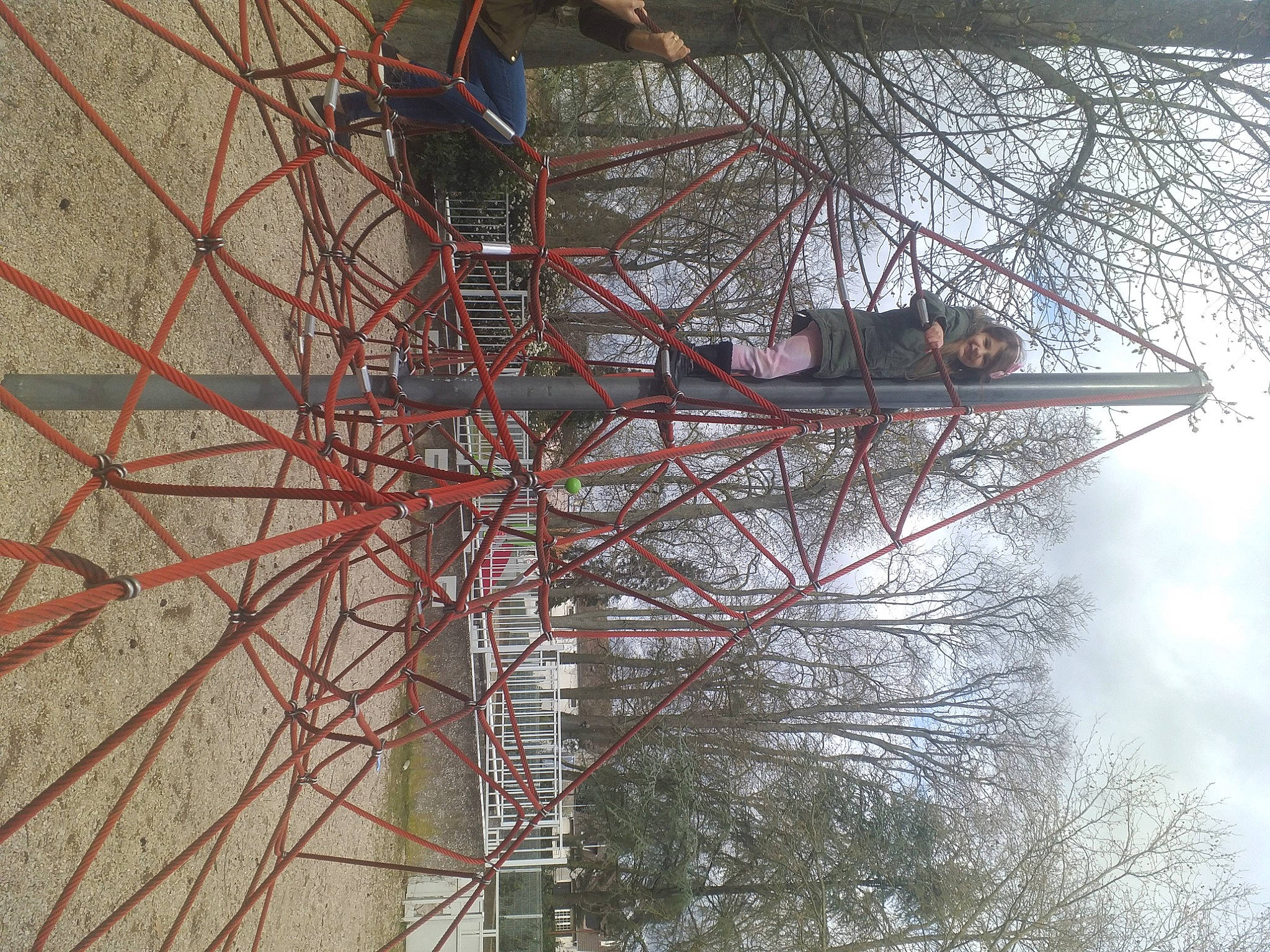 Mélanie a rejoint le concours — aidez-le/la à gagner de superbes lots ! branch, electrical_supply, electrical_wiring, electricity, joy, line, overhead_power_line, person, plant, pole, public_utility, reflection, sky, street_light, tower, tree, trunk, twig, under_exposed, water