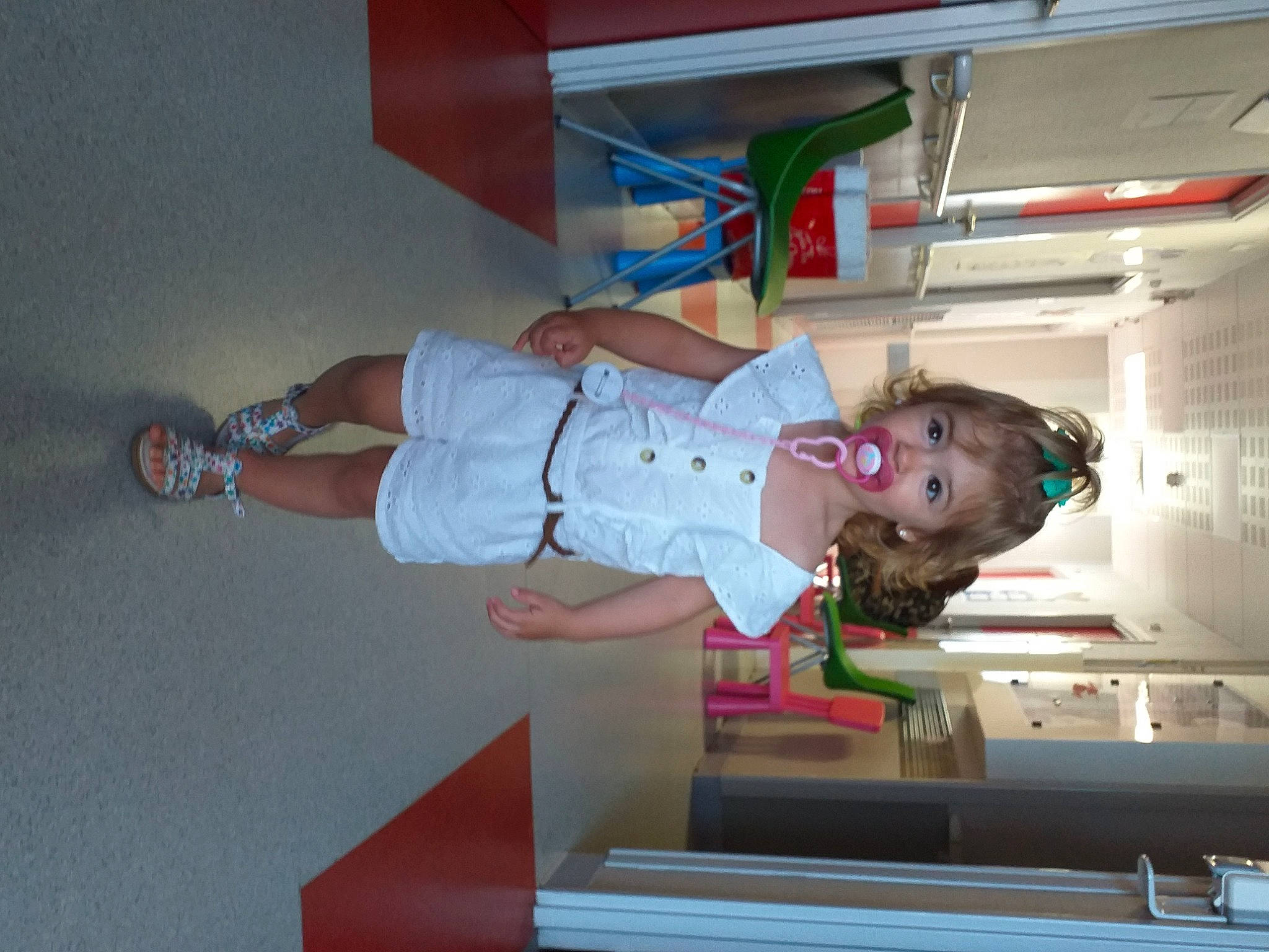 Meghan a rejoint le concours — aidez-le/la à gagner de superbes lots ! baby, baby_toddler_clothing, child, elbow, fun, human_leg, machine, person, room, t_shirt, thigh, toddler