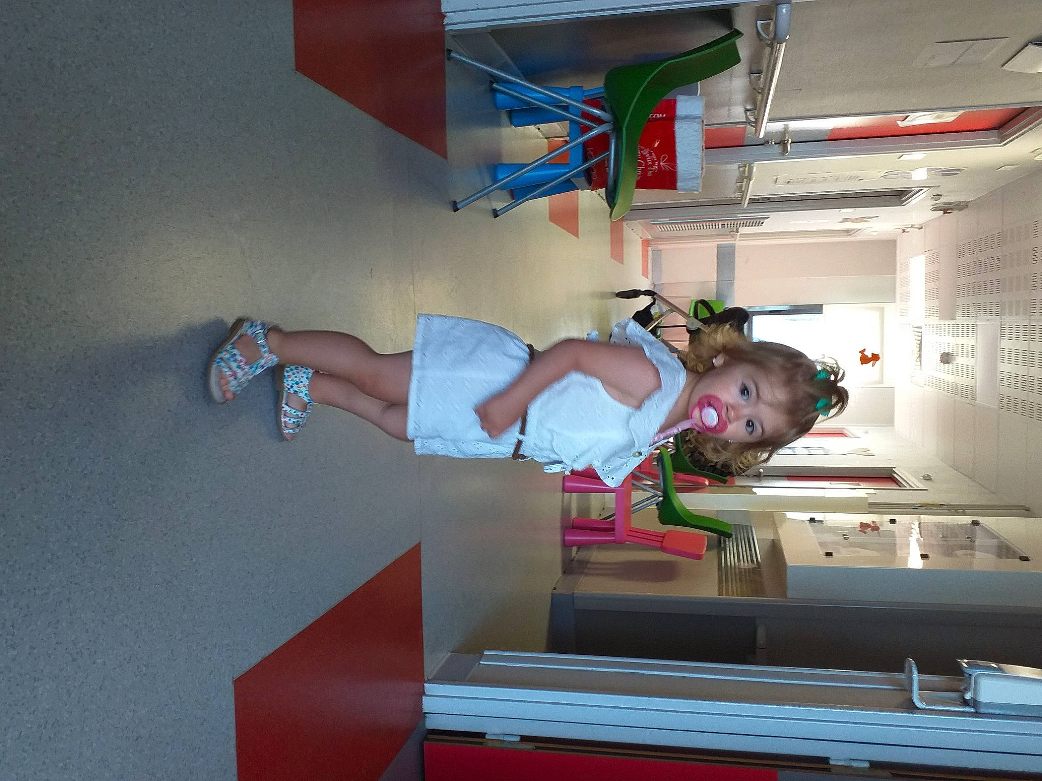 Meghan participe au concours pour gagner de l'argent avec cette photo : building, ceiling, dress, elbow, footwear, fun, human_leg, knee, machine, person, room, smile, t_shirt, thigh, toddler, wood