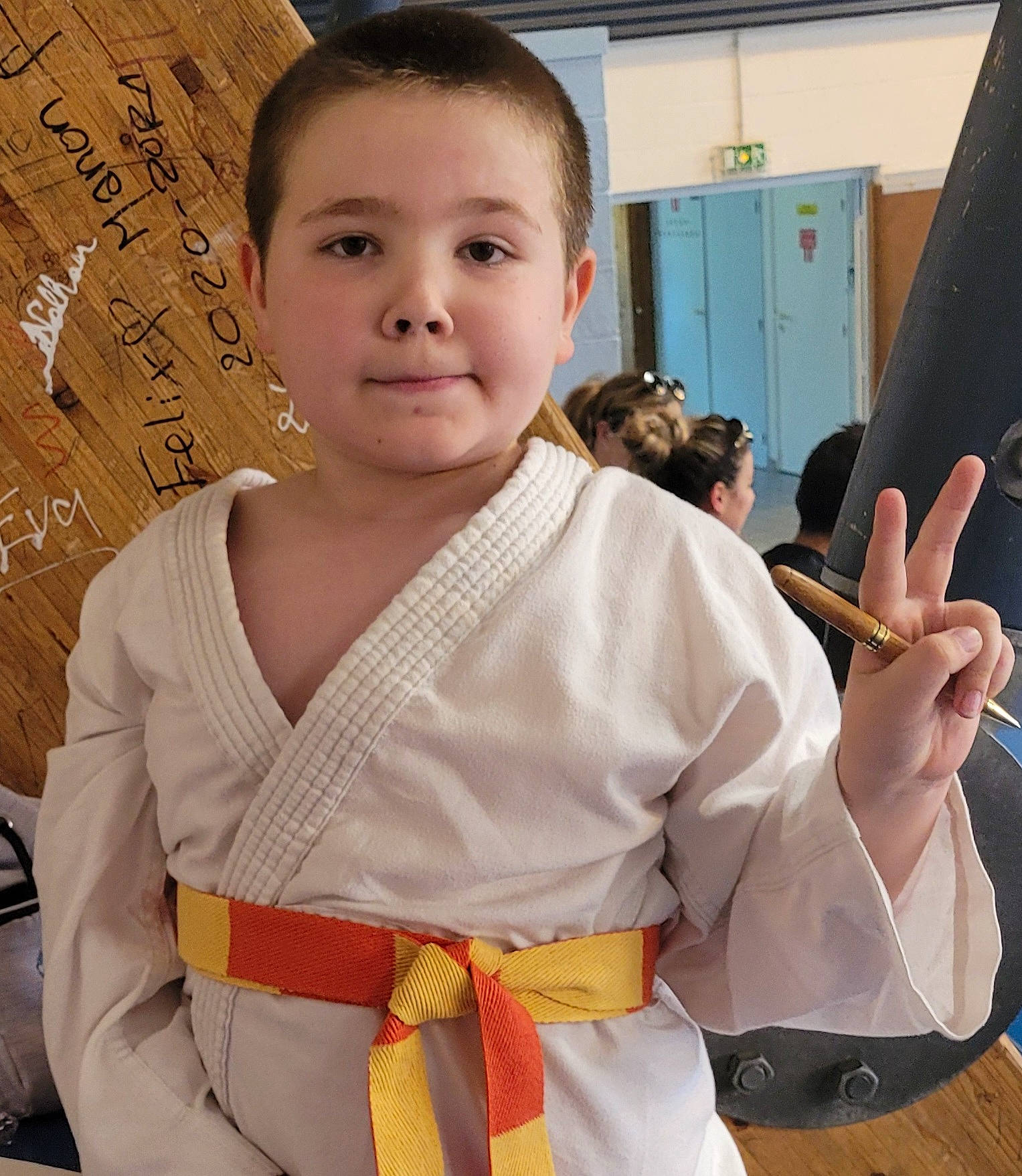 Thylan participe au concours pour gagner de l'argent avec cette photo : belt, child, contact_sport, costume, event, fun, gesture, hand, japanese_martial_arts, joy, martial_arts, martial_arts_uniform, person, room, skin, sleeve, sports_uniform, temple, thumb, toddler