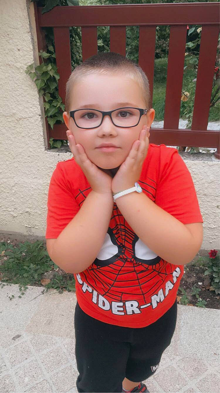 Thylan participe au concours pour gagner de l'argent avec cette photo : cool, forehead, glasses, person, smile, t_shirt