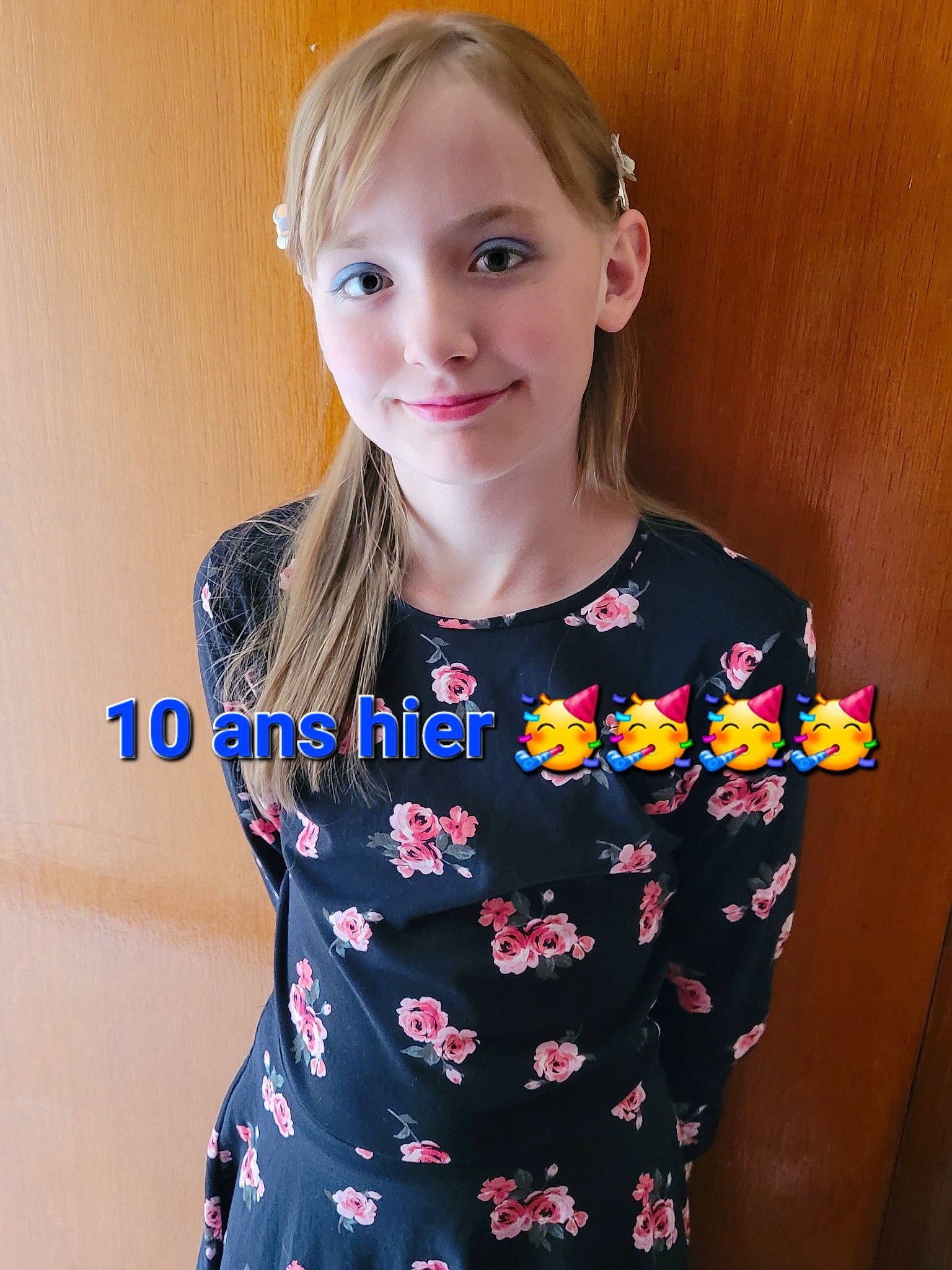 Marissa a rejoint le concours — aidez-le/la à gagner de superbes lots ! arm, blond, day_dress, electric_blue, event, face, hair, hairstyle, happy, joint, joy, long_hair, neck, outerwear, pattern, person, shoulder, sleeve, smile, standing