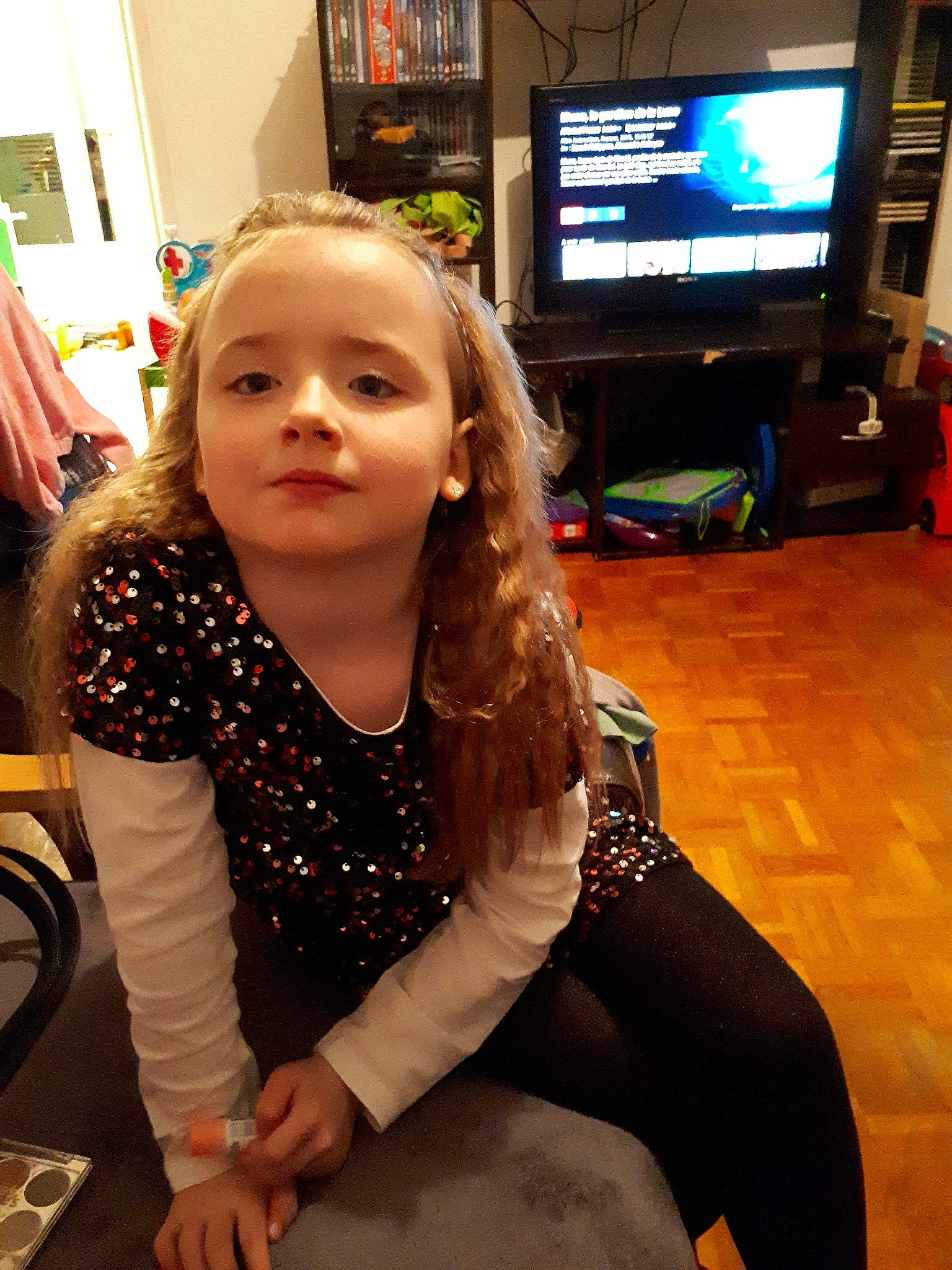 Marissa a rejoint le concours — aidez-le/la à gagner de superbes lots ! arm, blond, brown_hair, child, fun, girl, hair, hairstyle, human_body, human_hair_color, leg, long_hair, organ, person, product, skin, smile