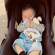 Télyo a rejoint le concours — aidez-le/la à gagner de superbes lots ! baby, car_seat, sleeping, plush_toy, mickey_mouse, blanket, denim, striped_clothing, socks, child, cute, infant, outdoor, soft_toy, nap, peaceful, small_hands, adorable, seat, comfort