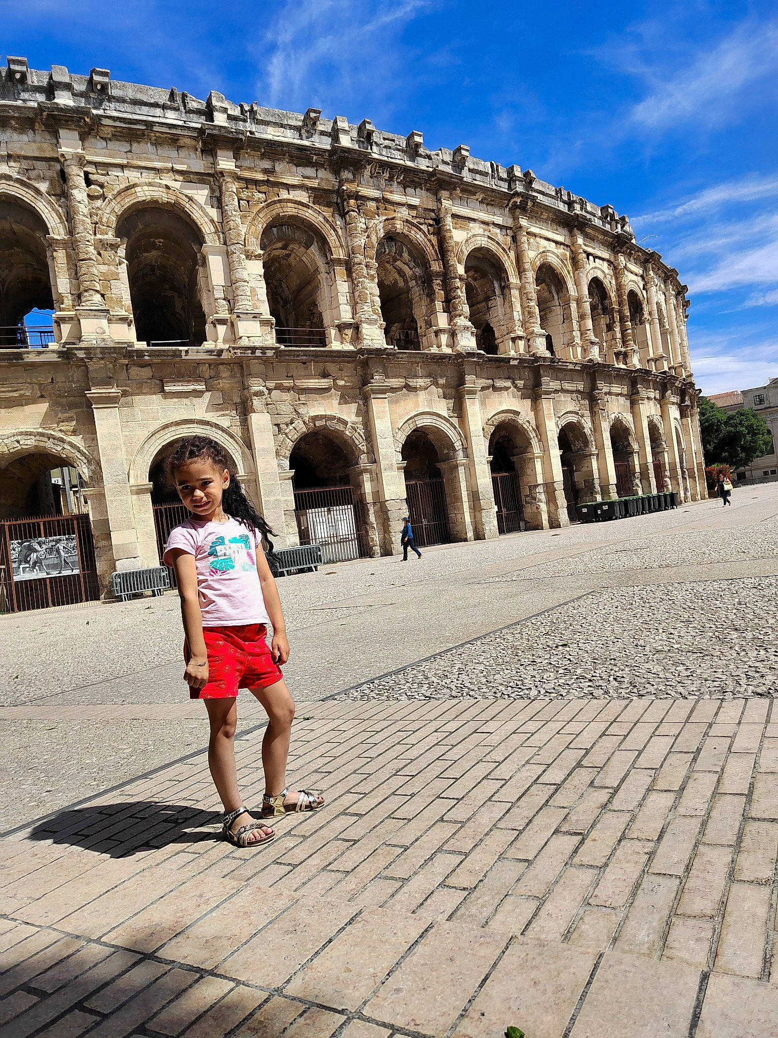 Myla participe au concours pour gagner de l'argent avec cette photo : amphitheatre, ancient_history, arcade, arch, archaeological_site, blue, city, cloud, cobblestone, facade, flooring, happy, history, joy, leisure, medieval_architecture, monument, person, sky, street