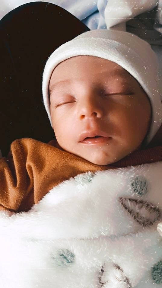 Hugo a rejoint le concours — aidez-le/la à gagner de superbes lots ! baby, baby_toddler_clothing, cheek, child, close_up, comfort, eyebrow, eyelash, flash_photography, fur, happy, headwear, iris, linens, lip, mammal, mouth, nose, person, skin