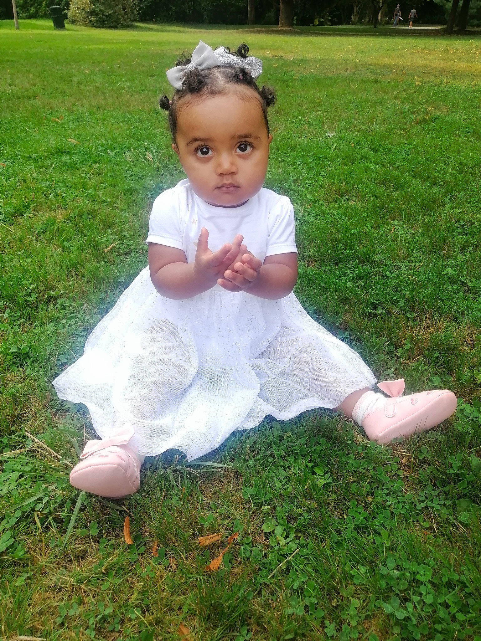 Maelys participe au concours pour gagner de l'argent avec cette photo : baby, baby_toddler_clothing, child, day_dress, dress, embellishment, face, fun, grass, grass_family, grassland, happy, lawn, meadow, people_in_nature, person, plant, sitting, sleeve, toddler