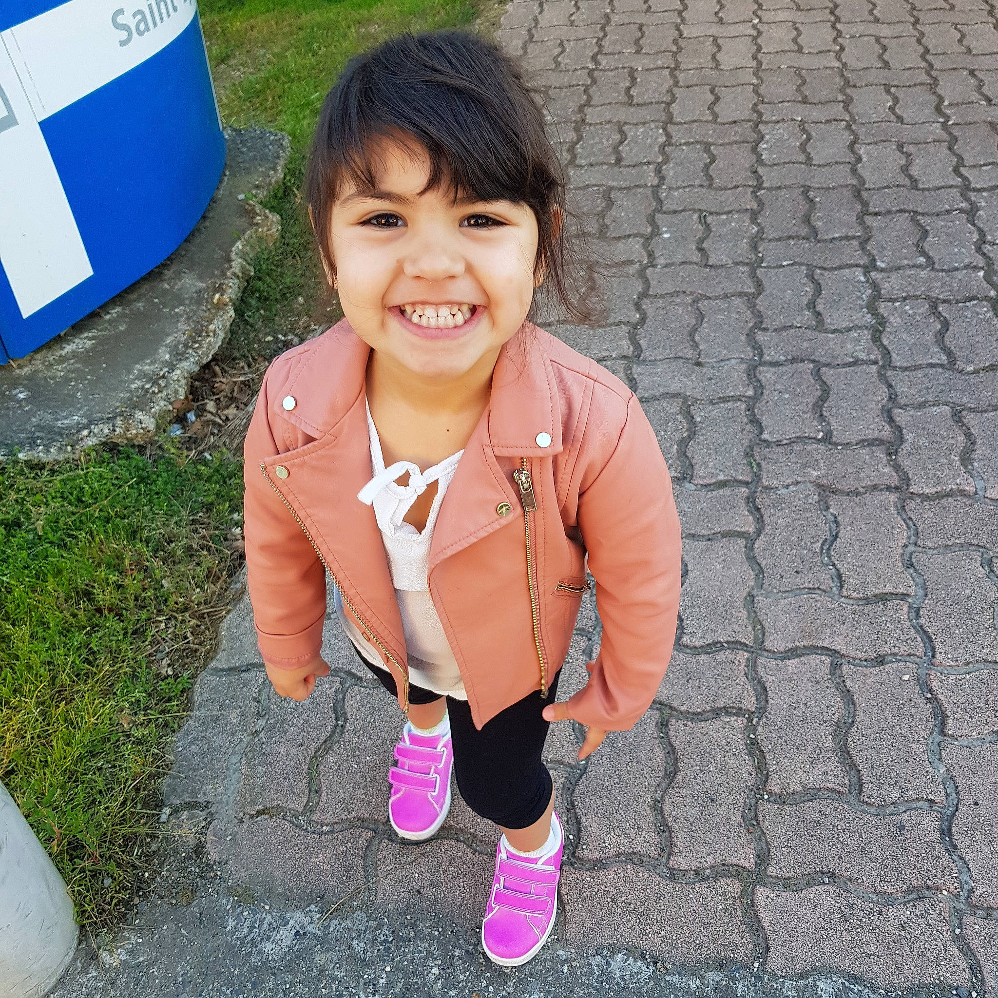 Clara participe au concours pour gagner de l'argent avec cette photo : child, flower, fun, happy, jacket, joy, leisure, person, photography, pink, plant, play, shoe, skin, smile, snapshot, toddler, tourism, vacation