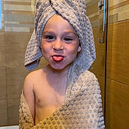 Alba a rejoint le concours — aidez-le/la à gagner de superbes lots ! child, bathroom, towel, playful, tongue_out, portrait, indoors, texture, headwrap, cute, smiling, person, skin, face, young, expression, happy, wrapped, home, bath