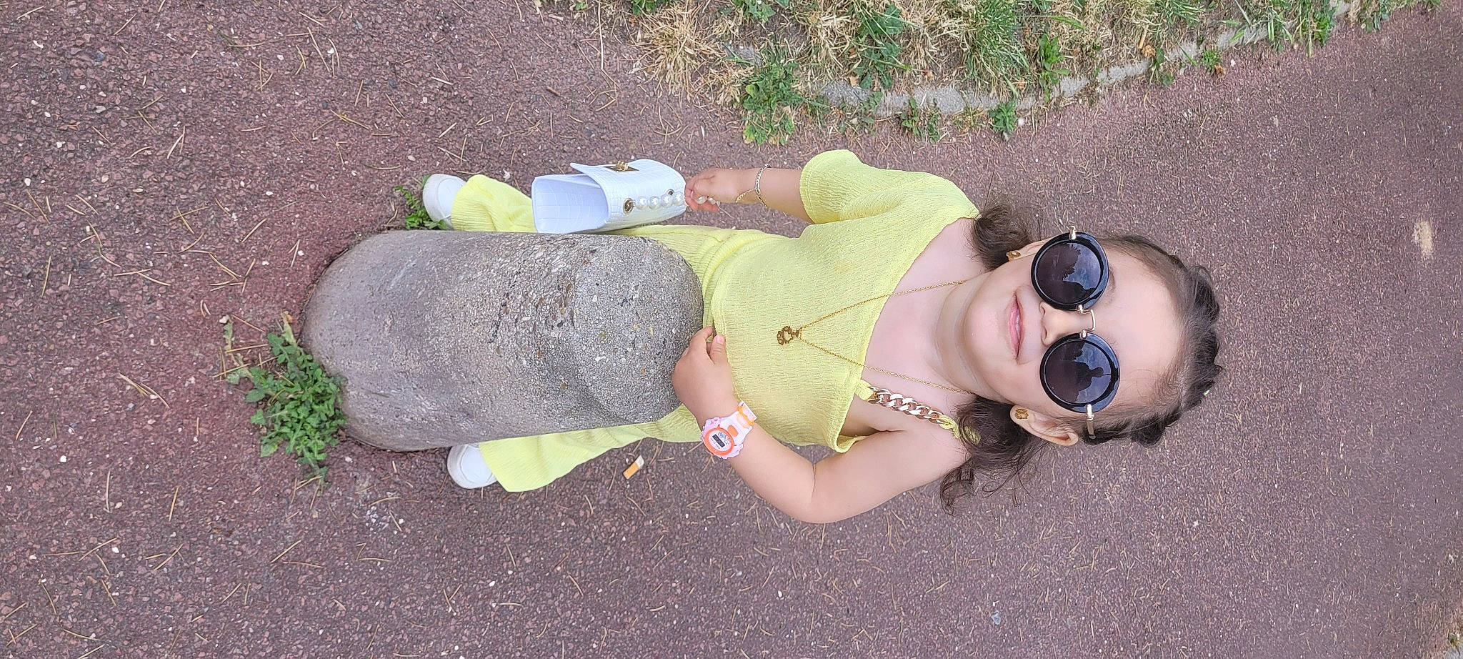 Tasnim a rejoint le concours — aidez-le/la à gagner de superbes lots ! baby_toddler_clothing, child, eyewear, face, fawn, fun, goggles, grass, joy, leisure, person, plant, recreation, sitting, smile, soil, sunglasses, toddler, toy, tree