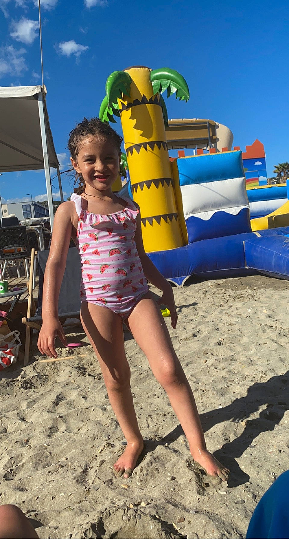 Mellina participe au concours pour gagner de l'argent avec cette photo : barefoot, beach, child, chute, foot, fun, happy, human_leg, joy, leisure, outdoor_play_equipment, people_on_beach, person, play, recreation, sand, shorts, sky, smile, t_shirt