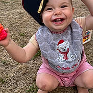 Léon participe au concours pour gagner de l'argent avec cette photo : toddler, child, smiling, outdoor, grass, toy, bib, hat, barefoot, happy, cute, playful, clothing, face, person, squatting, summer, baby, fun, closeup