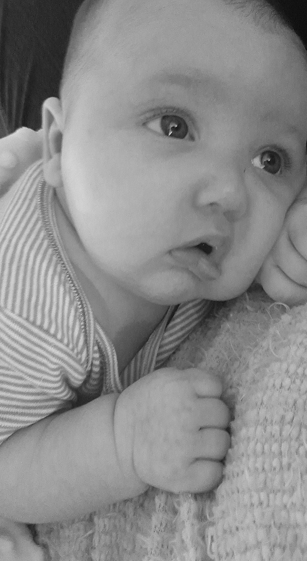 Annaëlle participe au concours pour gagner de l'argent avec cette photo : baby, beauty, black, black_and_white, cheek, child, chin, eye, eyebrow, face, hand, head, lip, monochrome, mouth, nose, person, photograph, skin, snapshot